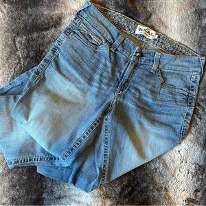 Too big for me. Only worn once and washed. 32L women’s Ariat jeans.